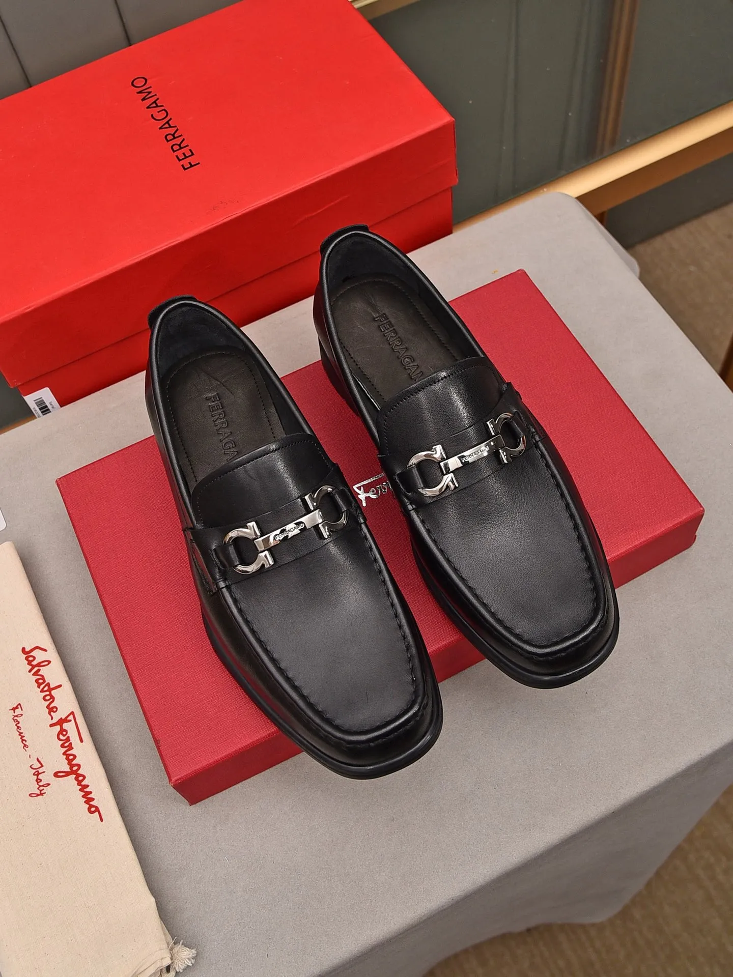 Men's shoes 💰: 500 Brand: Ferragamo Size: Men's size 38/44 (45 can be customized) Grade: Same style as the official website High-end quality men's shoes Material: Original first-layer calfskin Water-dyed cowhide lining Original outsole Style categories: Men's fashionable formal business casual leather shoes Slip-on men's shoes high-top series Young fashion European and American trends British style Casual matching Comfortable feet